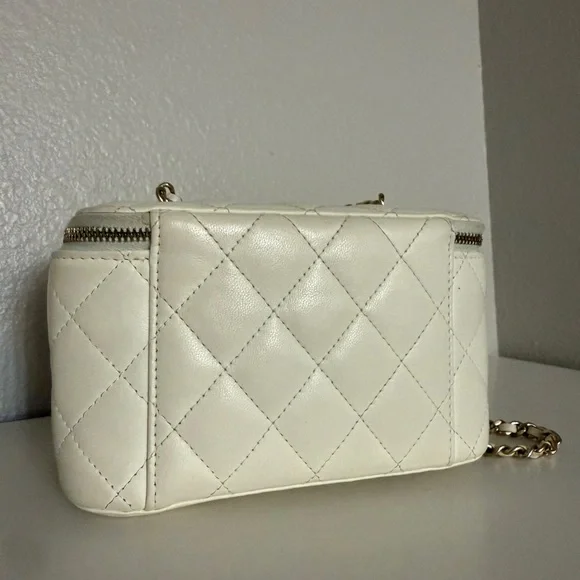 CHANEL Cream Quilted Leather Crossbody Vanity Bag with Gold Chain - Picture 3 of 16